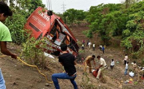 国产电车坠崖事件视频,惊心动魄的瞬间回顾
